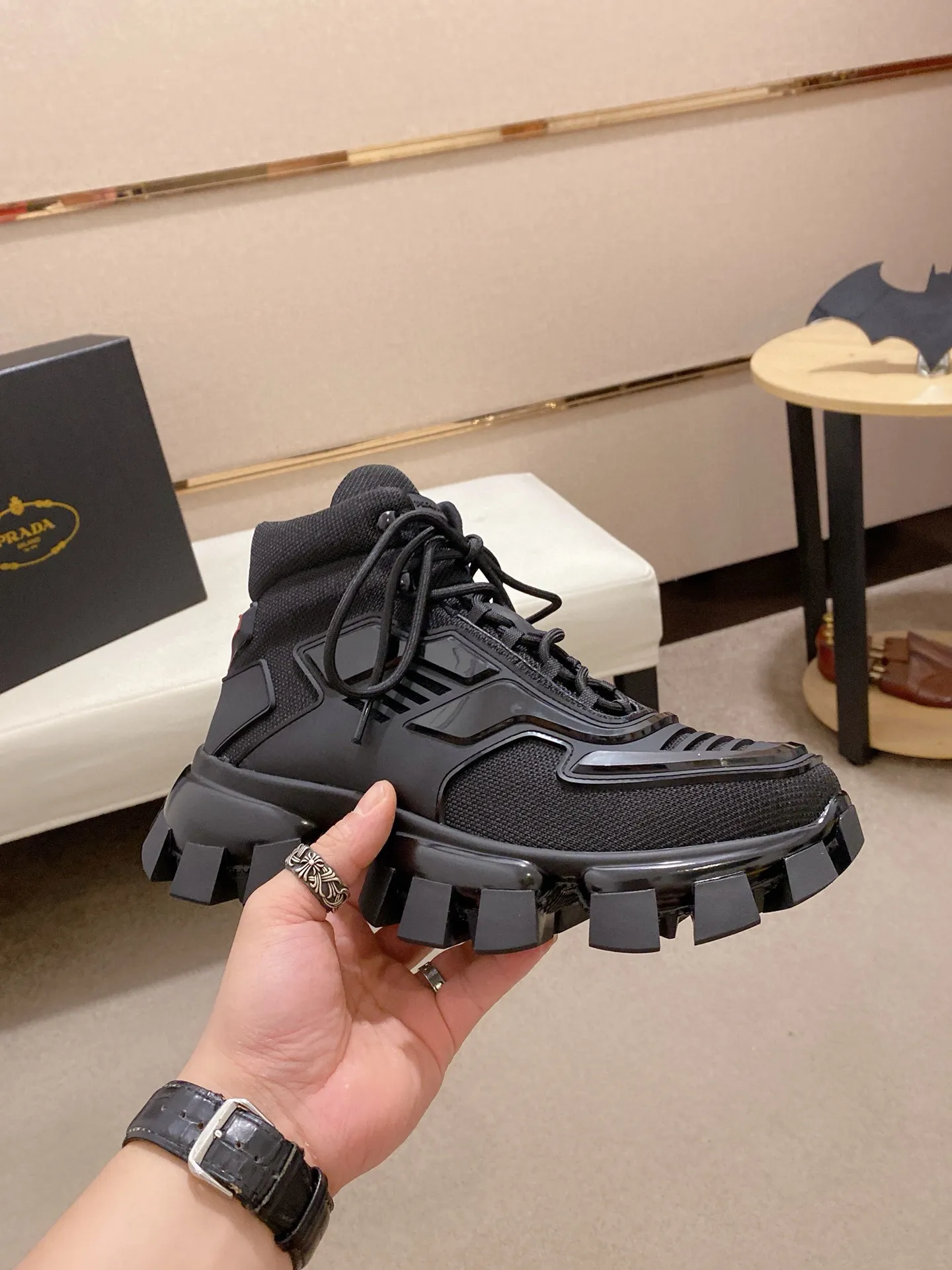 Men's shoes 💰 660💰 ✔️✔️✔️High version for couples 👫 High-quality new PRADA (Prada) counters are launched simultaneously, new men's shoes, 😘fabrics are selected from first-layer cowhide. Lining: imported elastic mesh➕cowhide lining. 👍🏿High-end☄️Open-molded non-slip rubber outsole, exquisite lines, simple and elegant, comfortable and high-end for leisure travel. Number of yards: 35 to 44. Can be customized: 45 46 yards